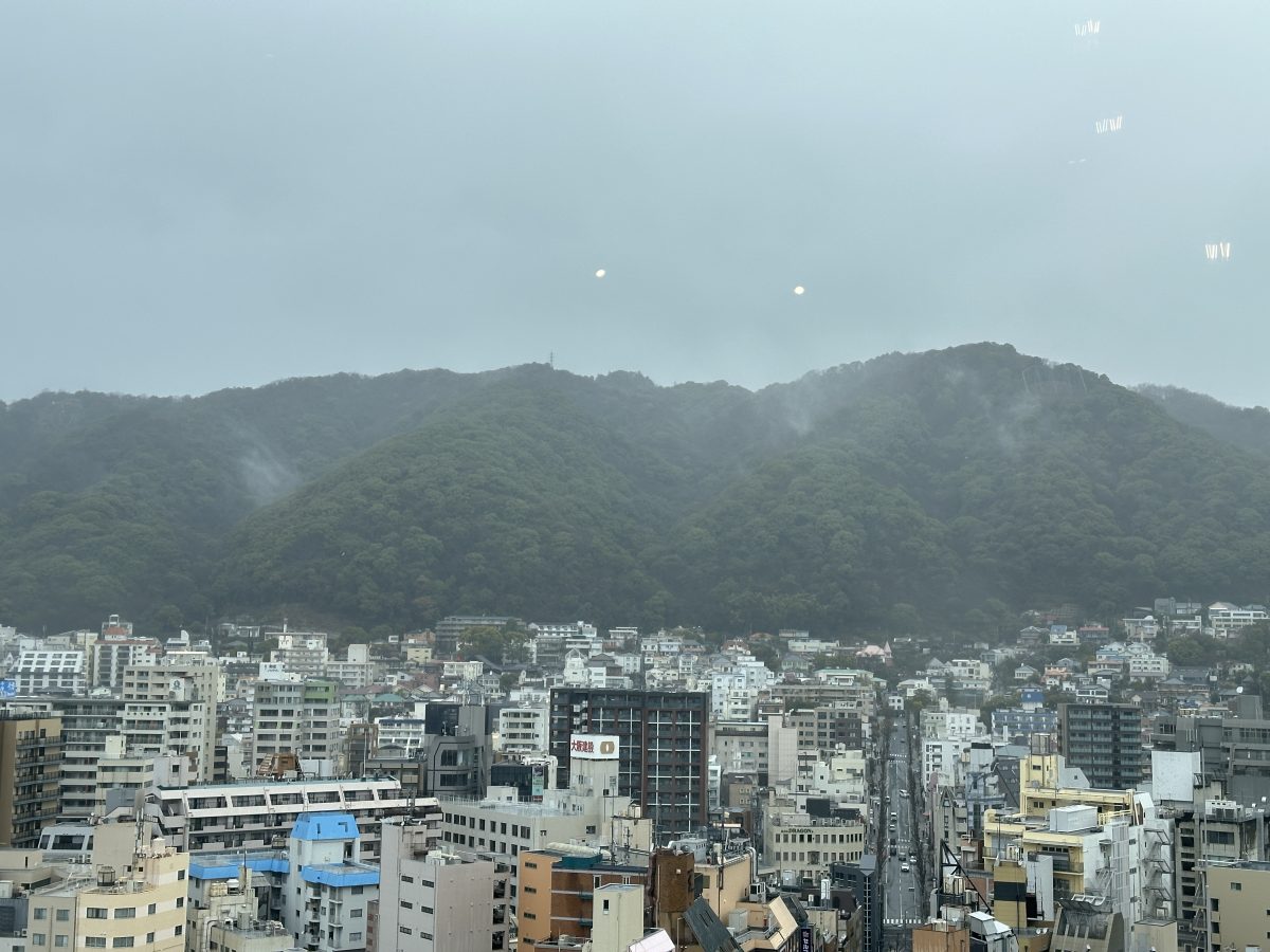 神戸・北野坂から望む雨の六甲山、幻想的な風景に浸る