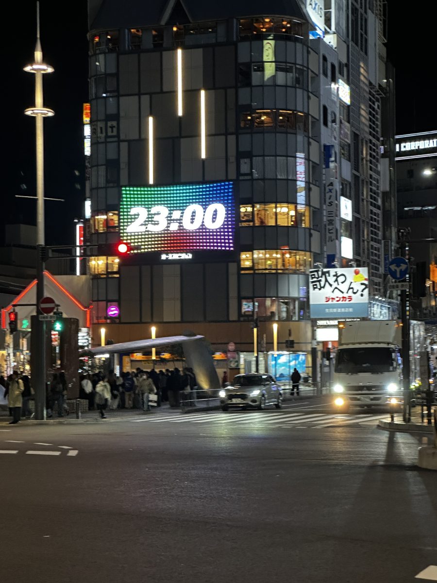 神戸・三宮のアモーレ広場に注目！23:00を知らせるビジョンの輝き