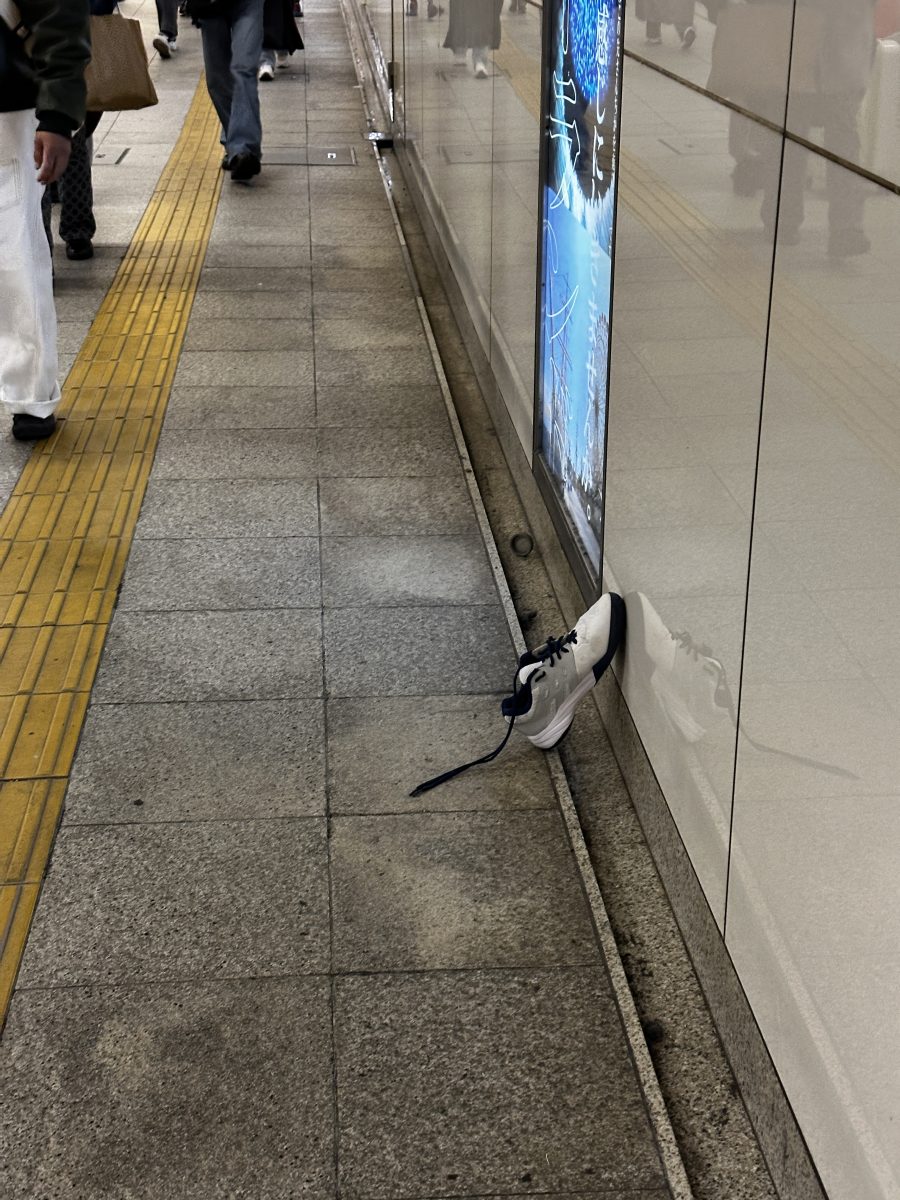 三ノ宮の地下通路で発見！右足だけ？まさかのスニーカーが立てかけられていた件