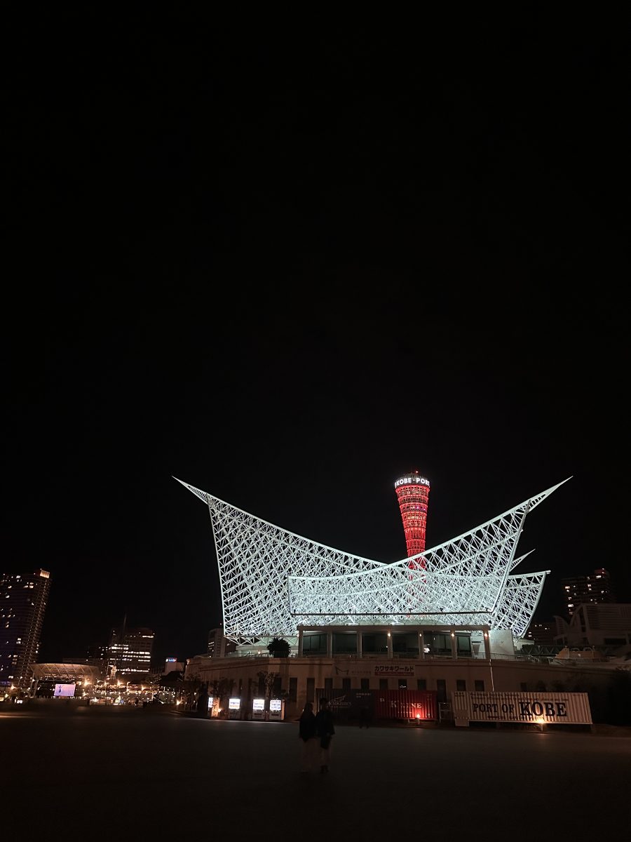 神戸・メリケンパークの幻想的な夜景とBE KOBEモニュメント