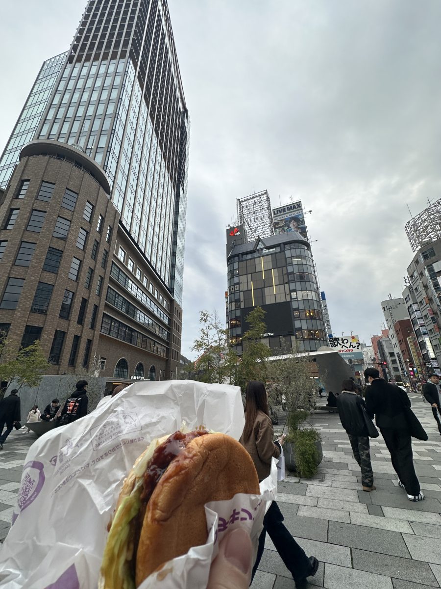 神戸・サンキタ広場で味わう！都会の喧騒と絶品ハンバーガー