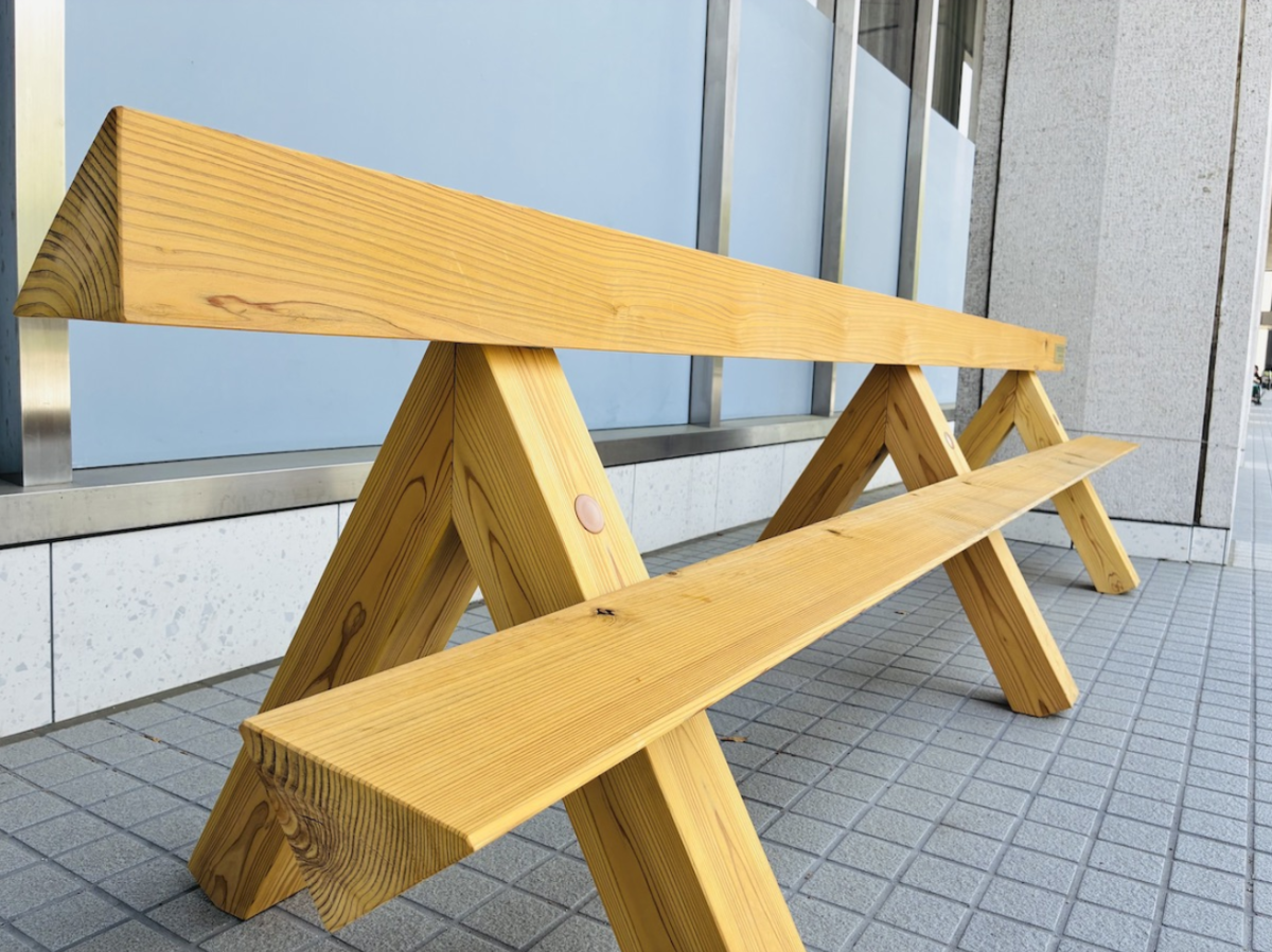 【西宮市】市役所前広場に隈研吾氏デザインの木製ベンチが登場！