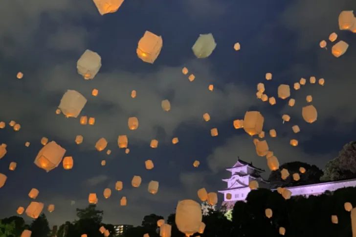 明石公園が光に包まれる夜！『時のフェスティバル前夜祭』でスカイランタンと花火を満喫【明石】